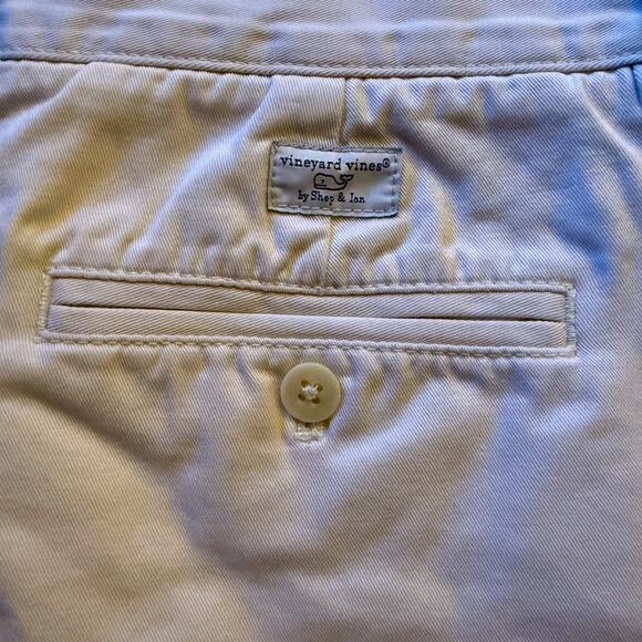 Vineyard Vines Club Short in Stone 34 - Picture 9 of 9